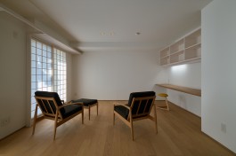 リノベーションが完了した『富雄の家』の、障子から自然光が差し込む広々としたリビング